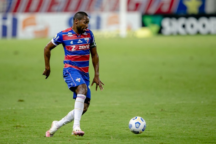 Tinga, do Fortaleza, foca em partida contra o Santos no Brasileirão