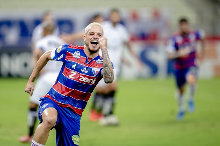 Lucas Crispim comemora gol pelo Fortaleza na Série A