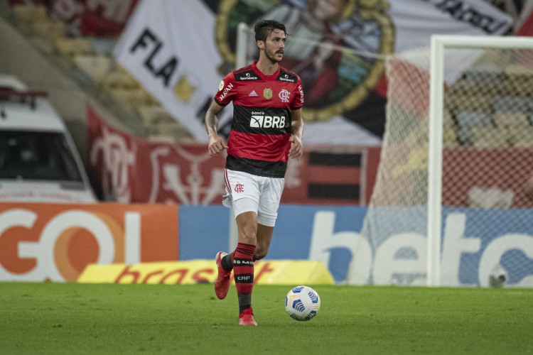 Zagueiro Gustavo Henrique com a bola no jogo Flamengo x Internacional, no Maracanã, pelo Campeonato Brasileiro Série A