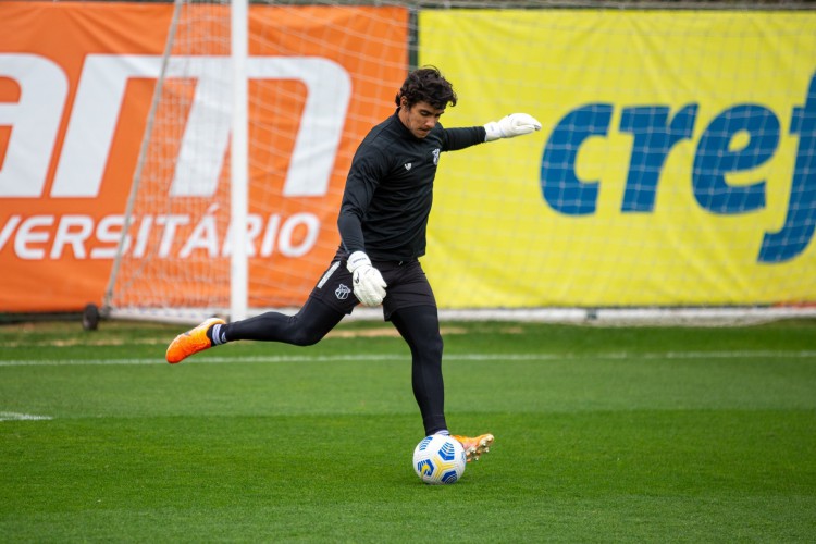 Goleiro Richard com a bola em treino do Ceará no CT do Palmeiras, em São Paulo