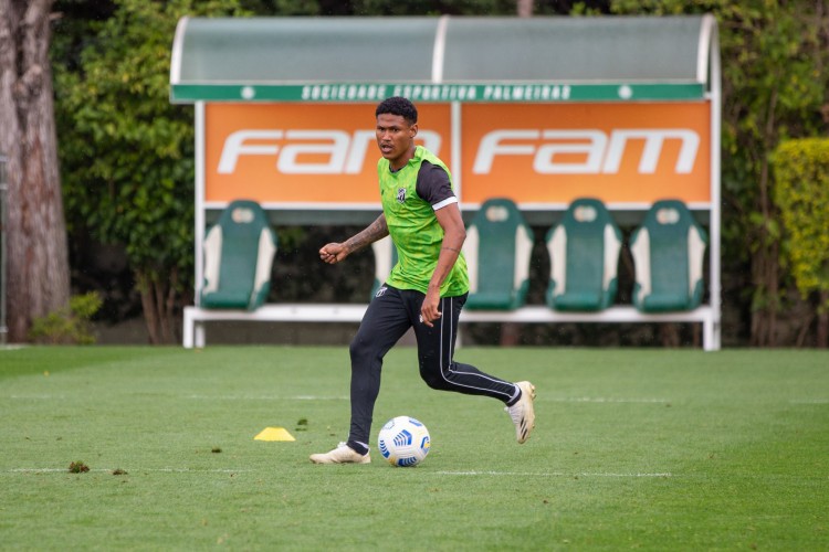 Atacante Rick com a bola em treino do Ceará no CT do Palmeiras, em São Paulo