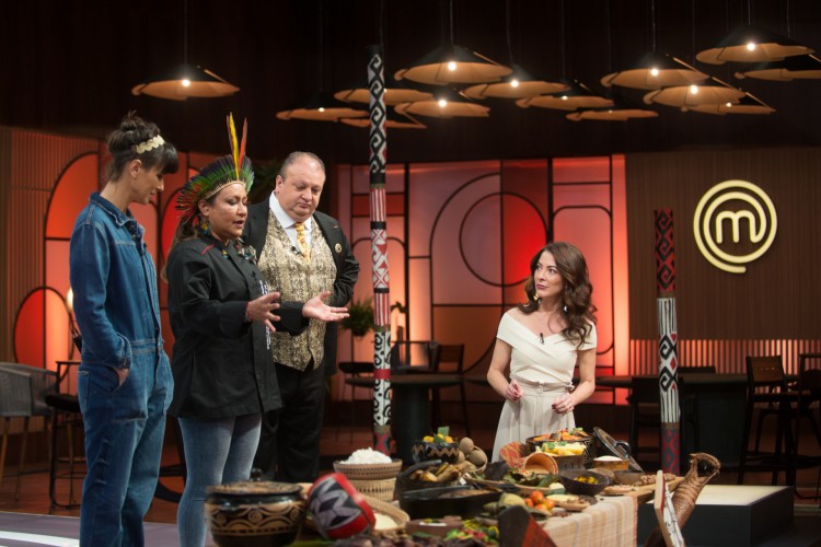 A primeira chef indígena do Brasil participará hoje, dia 17/08, do 7º episódio do MasterChef 2021; veja onde assistir ao vivo na TV e online, horário e receita