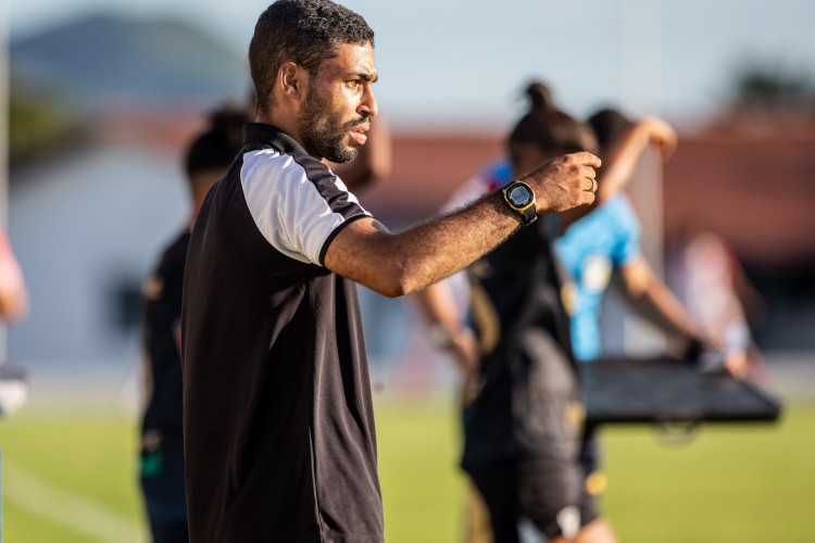 Técnico Jorge Victor à beira do campo no jogo Ceará x América-RN, no estádio Franzé Moraes, pelo Brasileiro Feminino A2