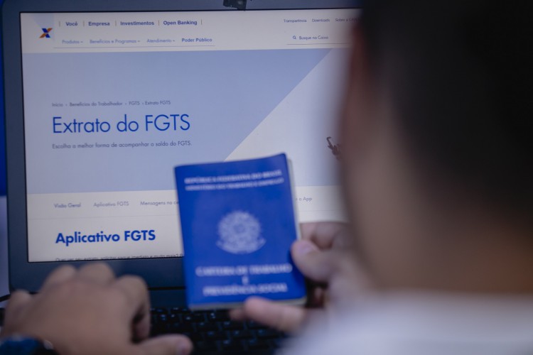 ￼Saques de até R$ 1 mil do FGTS 
foram prometidos pelo Governo