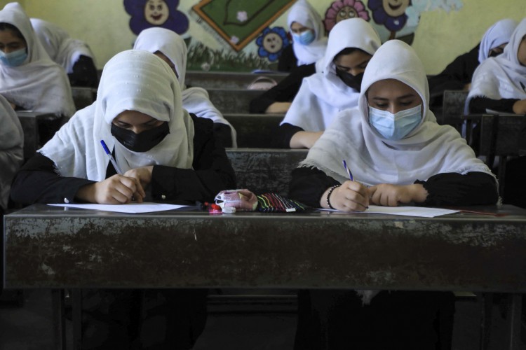 Meninas escolares assistem às aulas em Herat em 17 de agosto de 2021