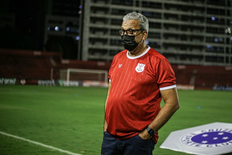 Técnico Hélio dos Anjos no jogo Náutico x Cruzeiro, nos Aflitos, pela Série B