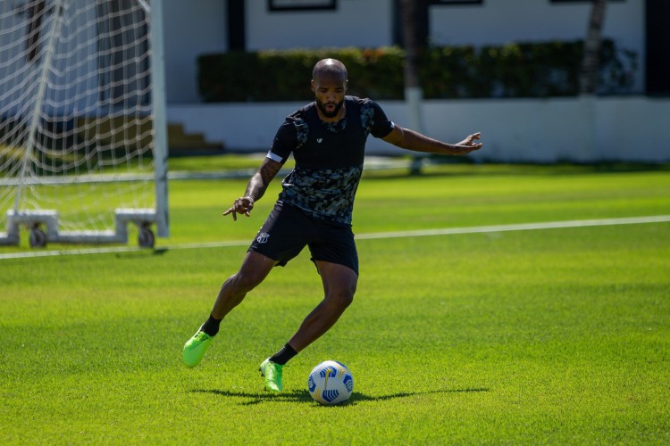 Zagueiro Messias, do Ceará, volta a ficar à disposição do técnico Tiago Nunes após cumprir suspensão pelo terceiro cartão amarelo