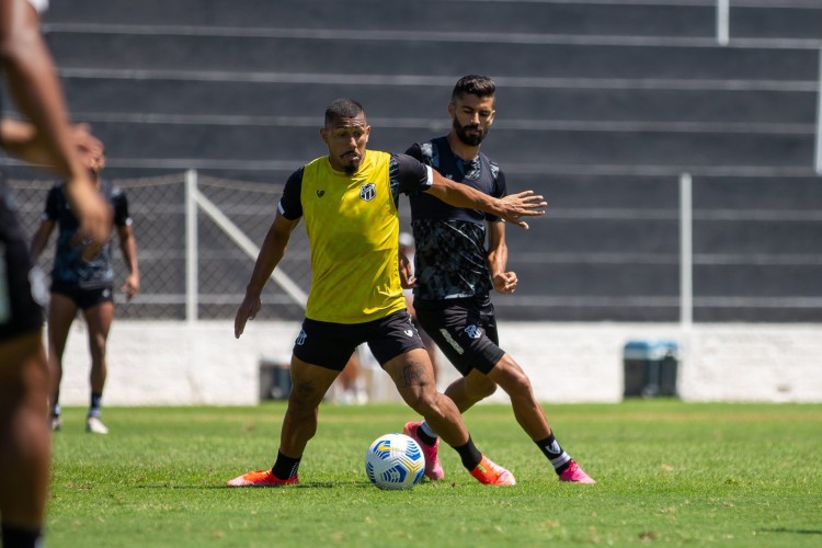 Volante Fernando Sobral e meia Jorginho disputam bola em treino do Ceará na Cidade Vozão, em Itaitinga