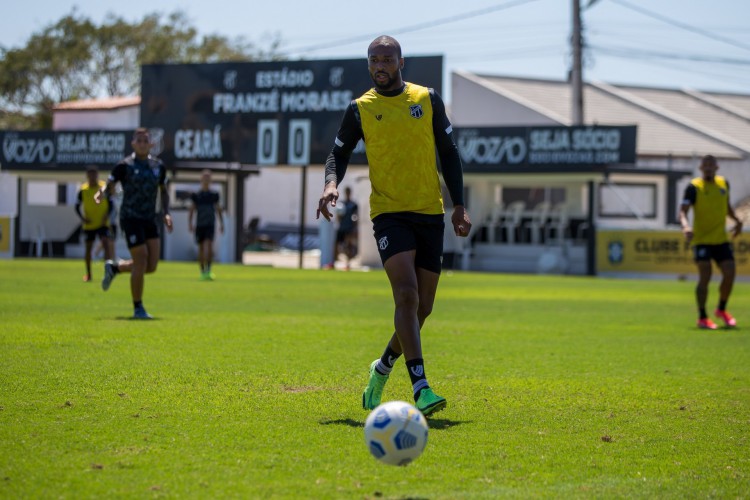 Zagueiro Luiz Otávio em treino do Ceará na Cidade Vozão, em Itaitinga