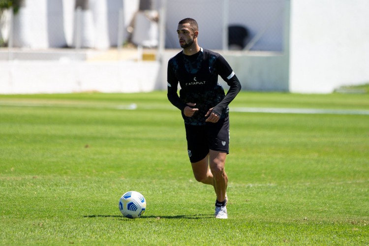 Zagueiro Gabriel Lacerda com a bola em treino do Ceará na Cidade Vozão, em Itaitinga