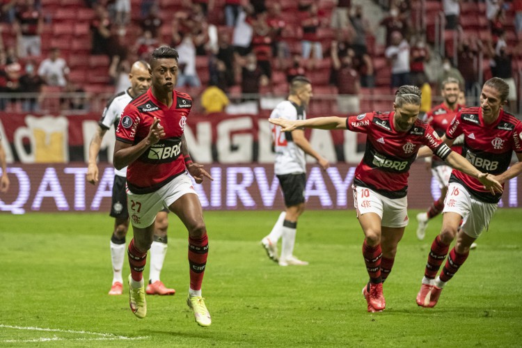 Atacante Bruno Henrique comemora gol no jogo Flamengo x Olímpia, no Mané Garrincha, pela Copa Libertadores