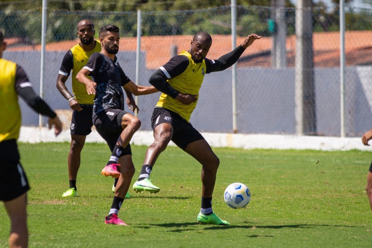 Meia Jorginho e zagueiro Luiz Otávio disputam bola em treino do Ceará na Cidade Vozão, em Itaitinga