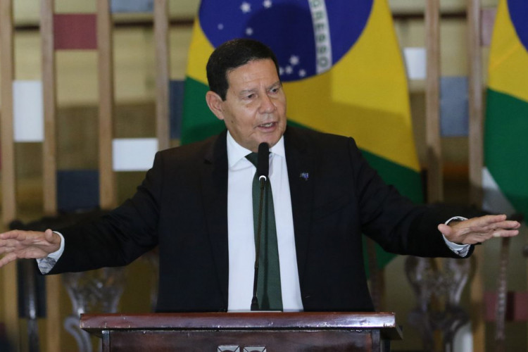 O vice-presidente da República e presidente do Conselho Nacional da Amazônia Legal, Hamilton Mourão, fala à imprensa, após a terceira reunião do colegiado, no Palácio Itamaraty em Brasília