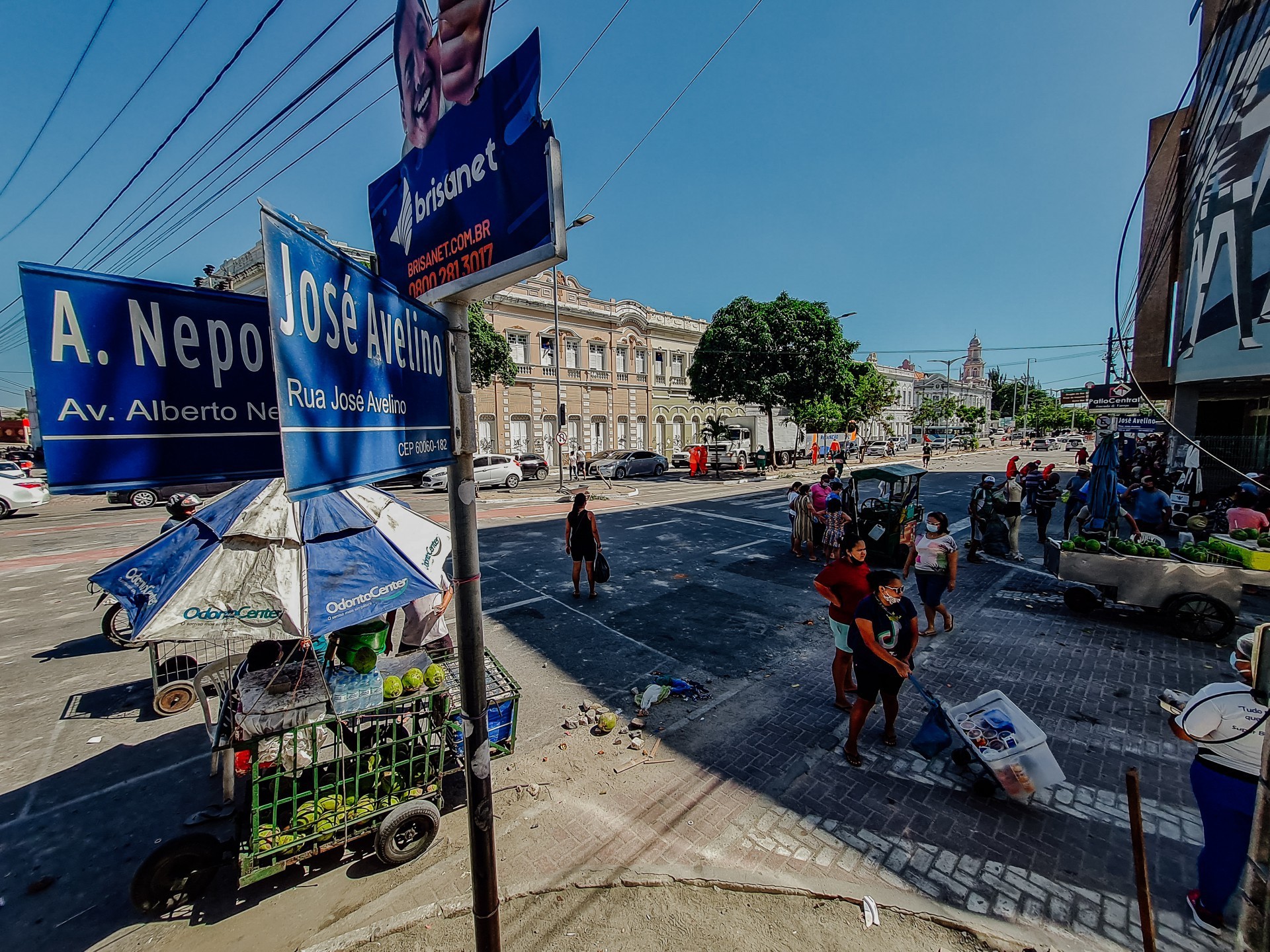 ￼POR CAUSA do confronto, a rua Alberto Nepomuceno ficou cheia de resíduos, como pedras e metais (Foto: JÚLIO CAESAR)