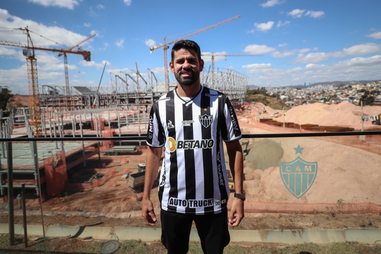 Atacante Diego Costa é apresentado pelo Atlético-MG em obra da Arena MRV