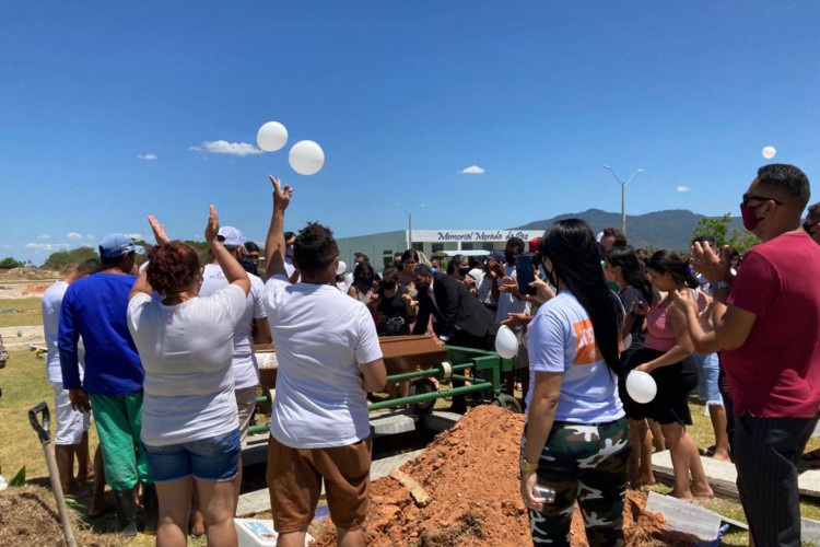 ￼AMIGOS e familiares fizeram homenagem a Naison durante o enterro