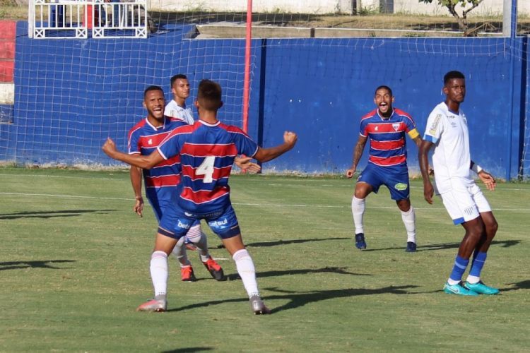 Zagueiro Diguinho comemora gol pelo Fortaleza que abriu o placar diante do AvaÃ­