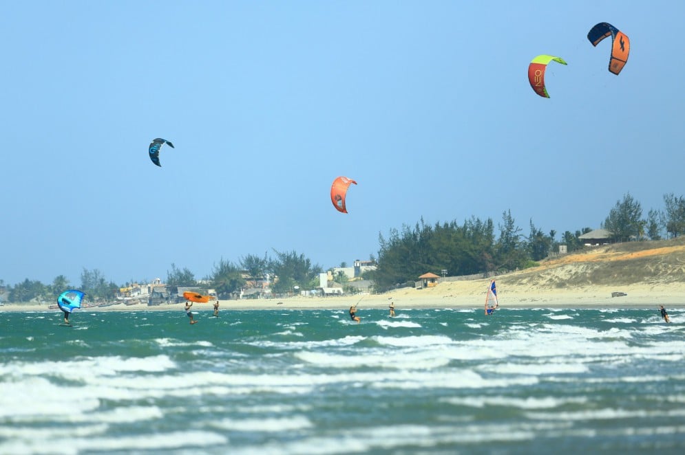 Praticantes de Kitesurf na praia do Preá(Foto: Eliseu Souza)