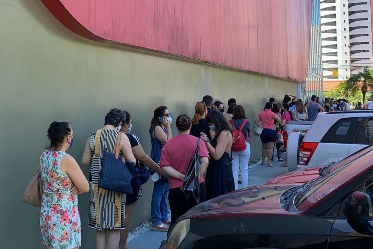 Longa fila na loja Etna em Fortaleza