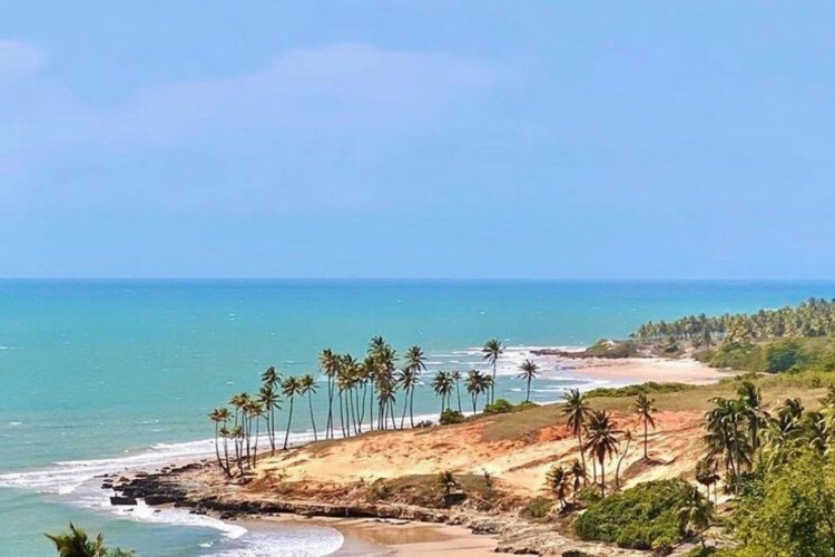 Duna alaranjada, cartão postal da praia de Lagoinha, localizada ao lado da escadaria colorida; veja onde fica, como chegar, o que fazer e tudo sobre esse paraíso cearense