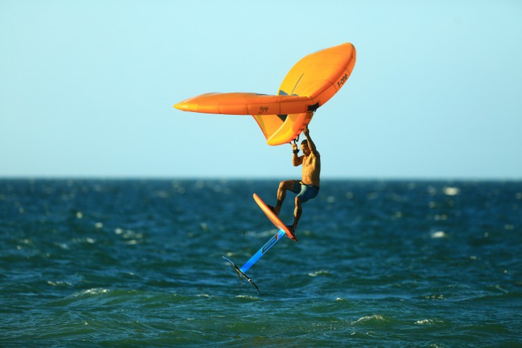 Praticante de wing foil na praia do Preá.