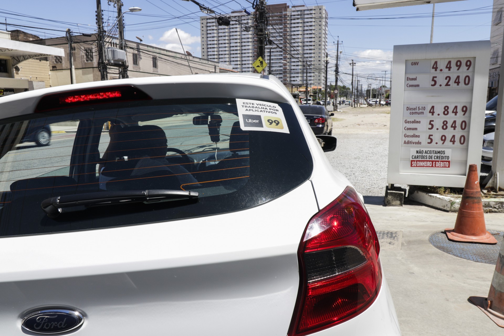 FORTALEZA, CE, BRASIL, 20.08.2021: Economia - Impacto do aumento da gasolina nos transportes de aplicativos. Carro com adesivo da 99 e uber na placa de preços (Thais Mesquita/OPOVO) (Foto: Thais Mesquita)