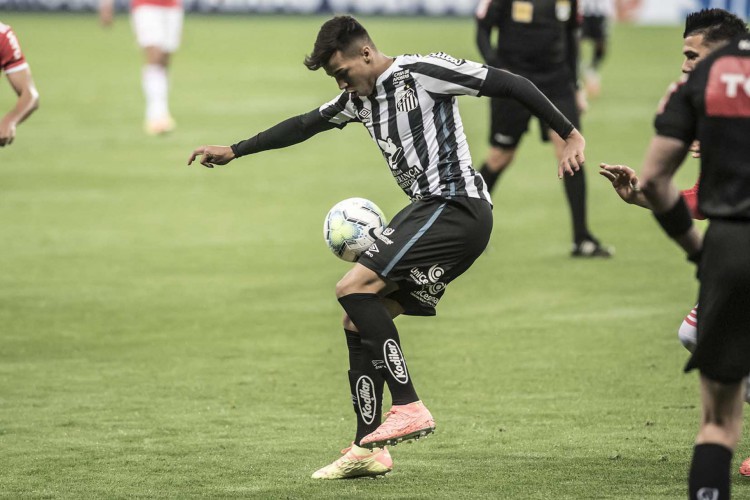 Entre os jogos de hoje, domingo, 22 de agosto (22/08), Santos e Internacional se enfrentam pela Série A do Brasileirão. 