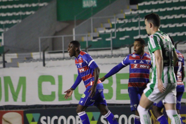 Zagueiro Marcelo Benevenuto comemora gol no jogo Juventude x Fortaleza, no Alfredo Jaconi, pela Série A