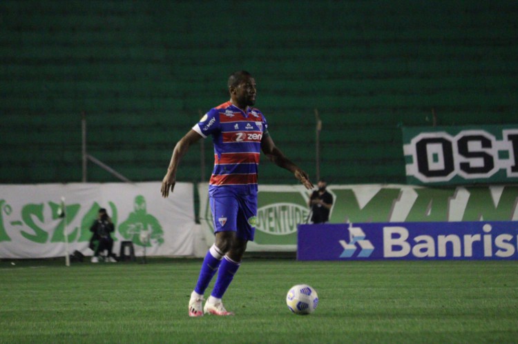 Lateral-direito Tinga com a bola no jogo Juventude x Fortaleza, no Alfredo Jaconi, pela Série A