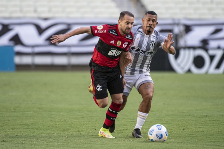 Meia Everton Ribeiro e volante Fernando Sobral disputam bola no jogo Ceará x Flamengo, na Arena Castelão, pela Série A