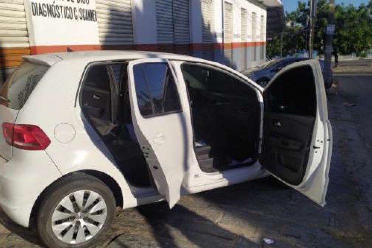 Carro usado pelo grupo que furtou agência bancária e foi preso em flagrante em Fortaleza, na tarde de sábado, 21