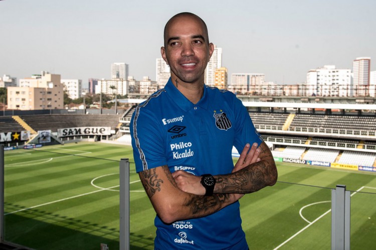 Atacante Diego Tardelli assina contrato com o Santos