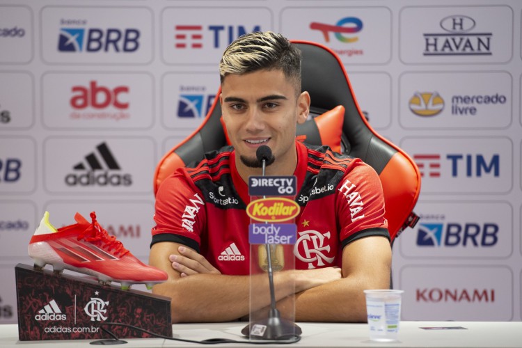 Volante Andreas Pereira é apresentado pelo Flamengo no CT Ninho do Urubu