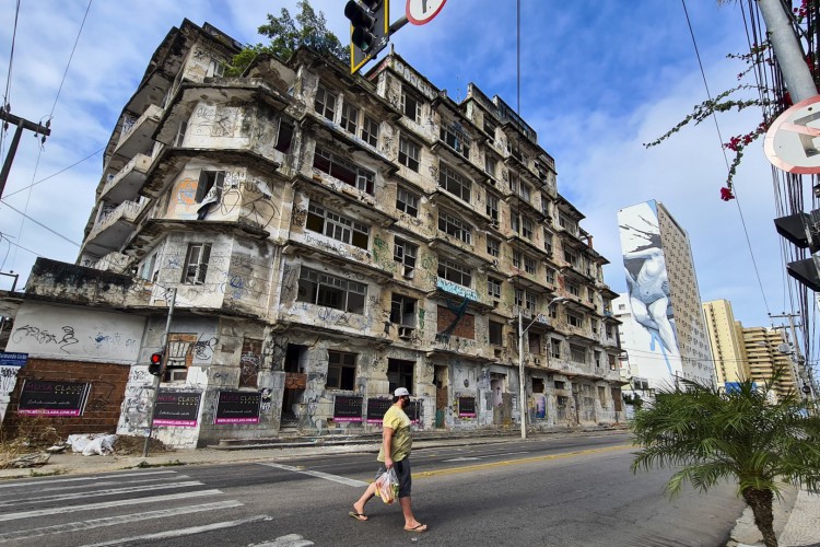 Prédio fica na Praia de Iracema, em Fortaleza, e data da década de 1950