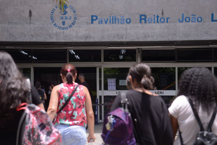 Estudantes chegam para o segundo dia do Exame Nacional do Ensino Médio (Enem) 2020, na Universidade Estadual do Rio de Janeiro(UERJ).