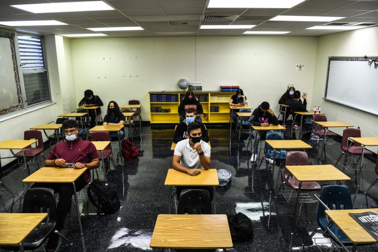 Os alunos usam máscaras durante o primeiro dia de aula na Escola de Ensino Médio Barbara Goleman em Miami, em 23 de agosto de 2021