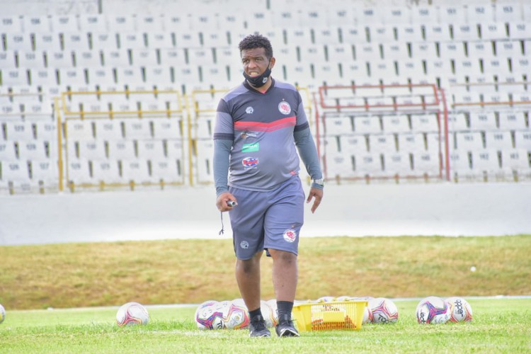 Técnico Vladimir de Jesus em treino do Guarany de Sobral