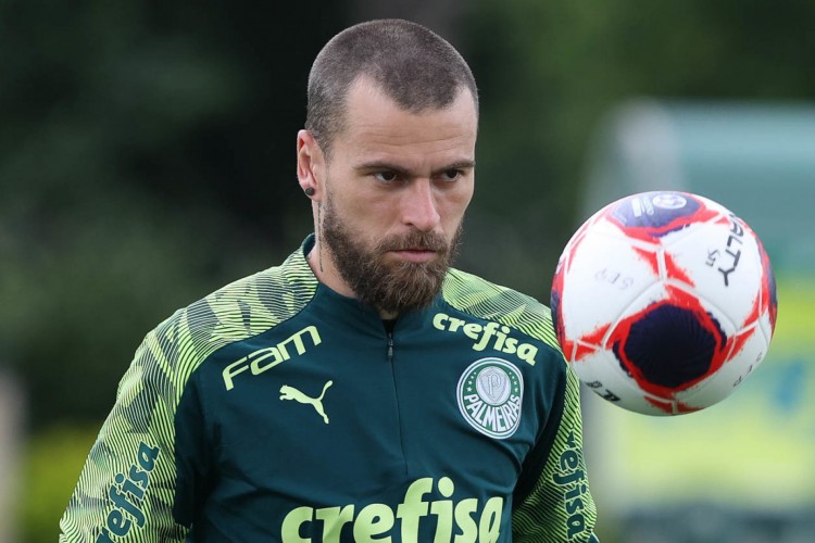 Meia Lucas Lima com a bola em treino no CT do Palmeiras