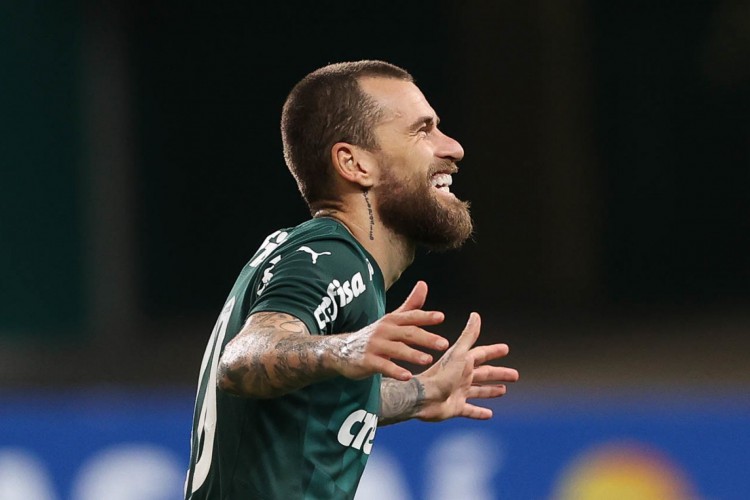 Meia Lucas Lima comemora gol em jogo do Palmeiras