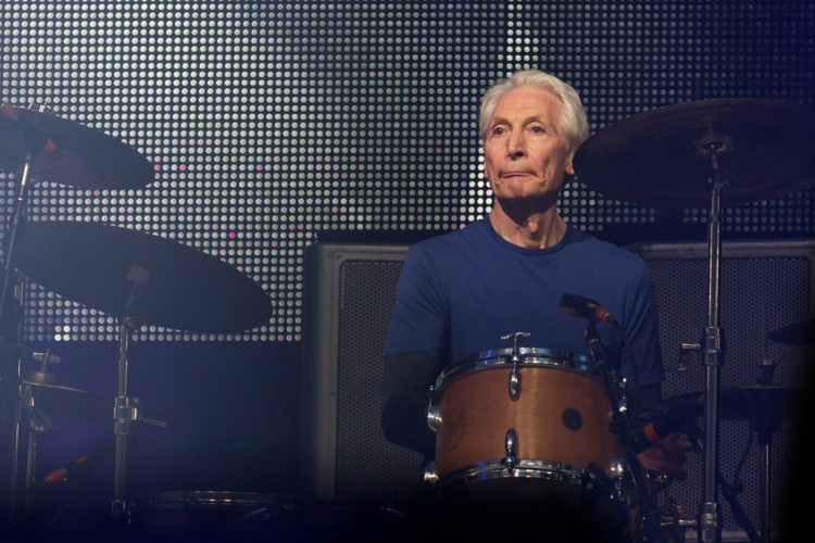 Charlie Watts, baterista do The Rolling Stones, faleceu nesta terça-feira, 24 de agosto