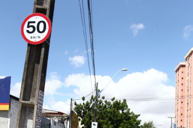 Av. José Bastos terá a sinalização renovada com nova infraestrutura cicloviária e limite de velocidade. Na foto a Av. do Imperador. (Fotos: Fabio Lima/O POVO)