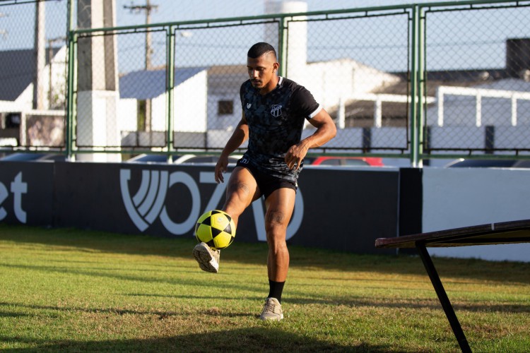 Fernando Sobral estará no banco de reservas à disposição do técnico Tiago Nunes