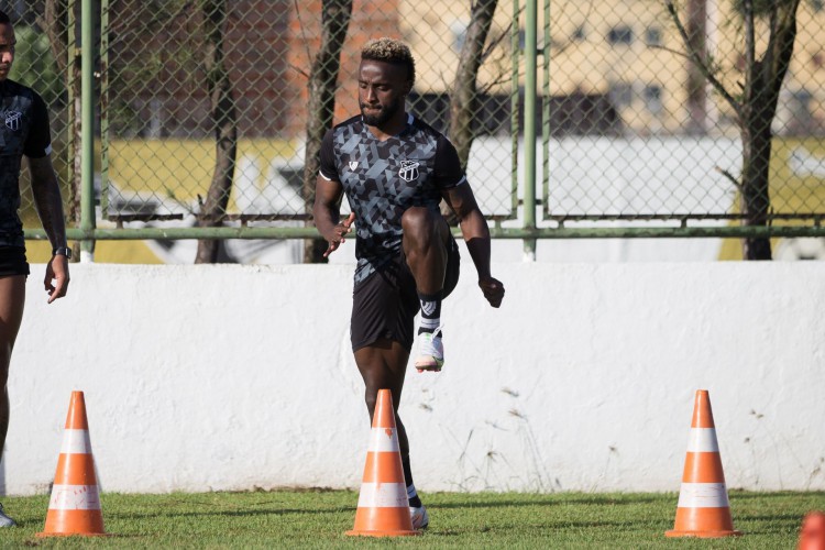 Atacante Steven Mendoza em treino do Ceará no estádio Carlos de Alencar Pinto, em Porangabuçu