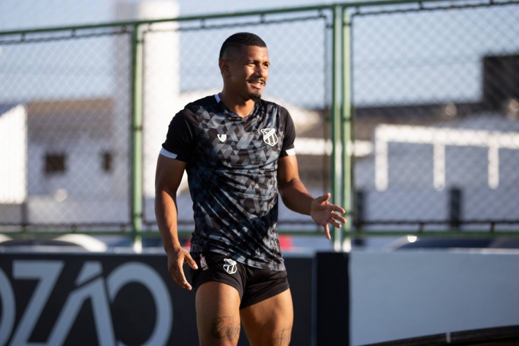 Volante Fernando Sobral em treino do Ceará no estádio Carlos de Alencar Pinto, em Porangabuçu