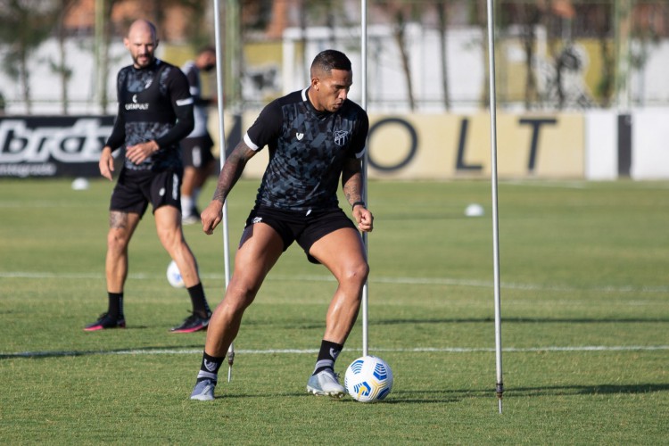 Atacante Jael com a bola em treino do Ceará no estádio Carlos de Alencar Pinto, em Porangabuçu