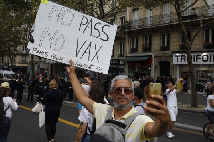 Participante de protesto antivacinas na França 