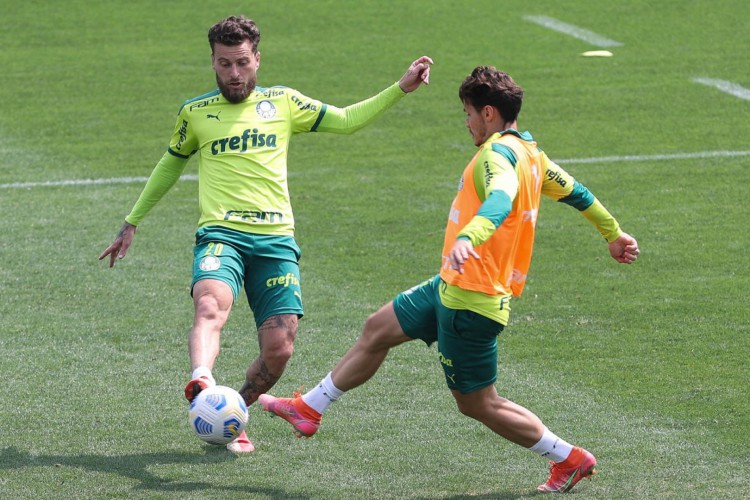 Meia Lucas Lima participou de treino no CT do Palmeiras na manhã da última quarta-feira, 25