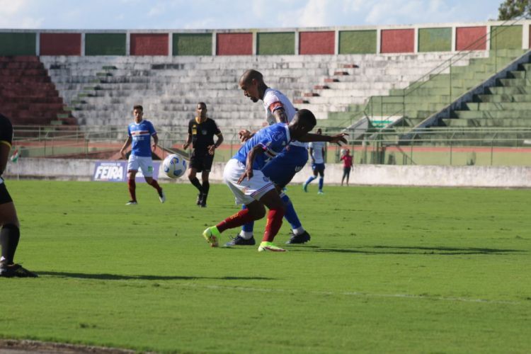 João Paulo, zagueiro e capitão do Fortaleza, disputa bola com jogador do Bahia