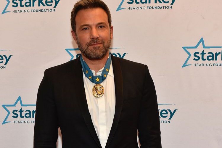 Ben Affleck foi visto na famosa joalheria Tiffany's, na Califórnia, olhando anéis de noivado, nesta quinta-feira, 26 