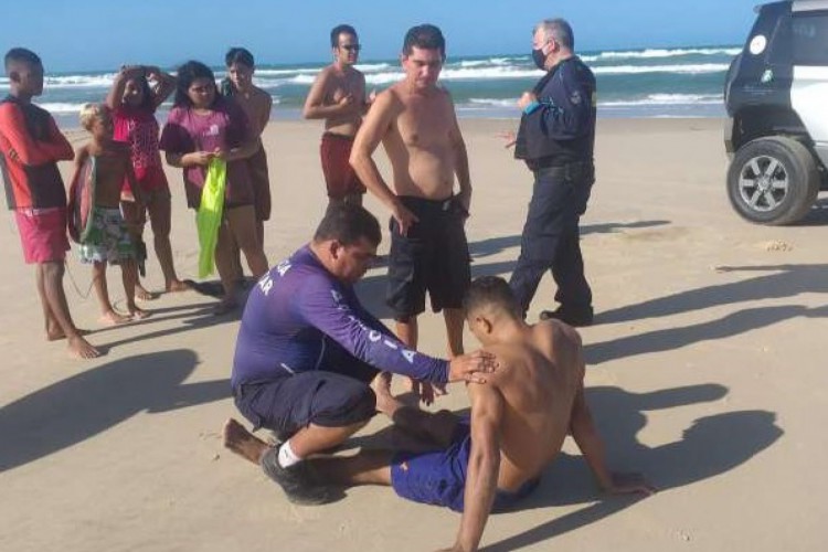 Agentes do BPTUR da Polícia Militar resgataram um homem de afogamento na Praia do Futuro